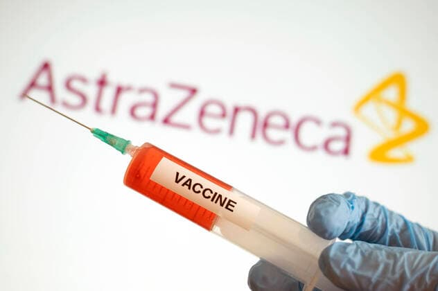 Symbolbild eines Corona Impfstoffs mit Logo des Pharmaunternehmens AstraZeneca. Forschern der Universität Oxford scheint ein großer Schritt in Richtung Corona-Impfstoff gelungen zu sein.