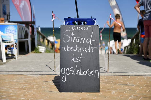 Wegen Corona-BeschrÃ¤nkungen geschlossener Strandabschnitt an der Ostsee in Scharbeutz, Schleswig-Holstein, Deutschland, Europa