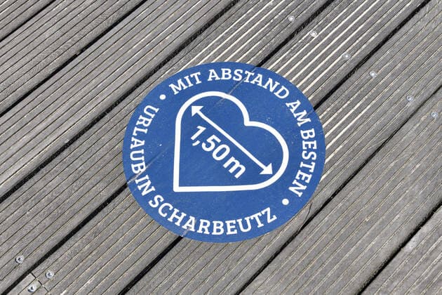 Corona-Abstandsregel an der Ostsee in Scharbeutz, Schleswig-Holstein, Deutschland, Europa