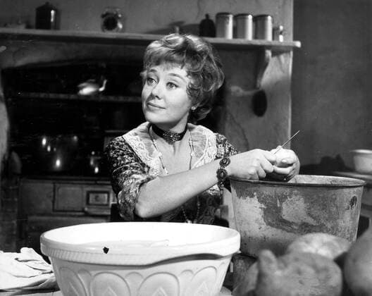 THE SUNDOWNERS GLYNIS JOHNS Date: 1960. Strictly editorial use only in conjunction with the promotion of the film. Credit line mandatory. This image is copyright of the film company and is supplied under the terms of issue as film still. No commercial or book cover use permitted without prior consent from the film company.  Mandatory credit line: Image courtesy Ronald Grant Archive Mary Evans