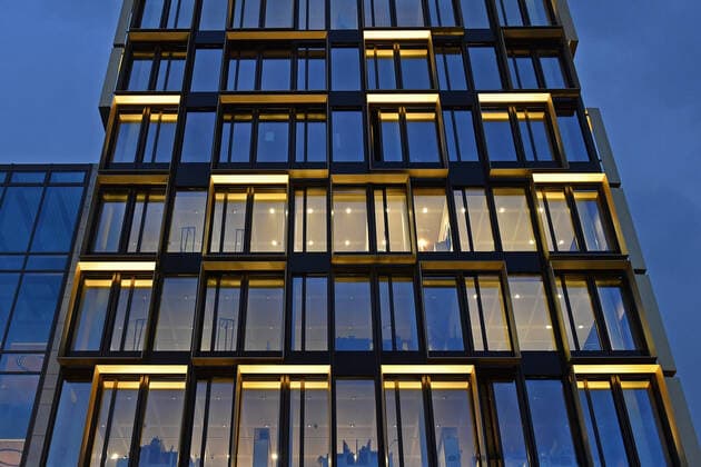 Blick auf verlassene,leere Bueros,in denen noch das Licht brennt. Moderne Bueros,Design Offices im Arnulfpark in Muenchen.