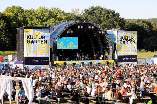 Publikum beim Konzert von JPson im Kulturgarten in der Bonner Rheinaue. Das Bonn Live Kulturgarten Open Air Festival 2020 ist Europas erstes Open Air Musik Festival mit bis zu 2000 Gästen seit den Corona-Auflagen wegen der Covid-19 Pandemie. Bonn, 21.07.2020