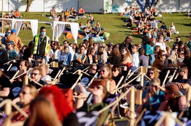 Publikum beim Konzert von JPson im Kulturgarten in der Bonner Rheinaue. Das Bonn Live Kulturgarten Open Air Festival 2020 ist Europas erstes Open Air Musik Festival mit bis zu 2000 Gästen seit den Corona-Auflagen wegen der Covid-19 Pandemie. Bonn, 21.07.2020