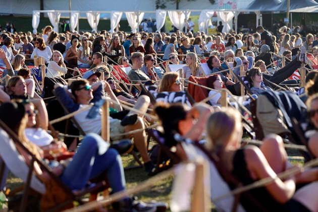 Publikum beim Konzert von JPson im Kulturgarten in der Bonner Rheinaue. Das Bonn Live Kulturgarten Open Air Festival 2020 ist Europas erstes Open Air Musik Festival mit bis zu 2000 Gästen seit den Corona-Auflagen wegen der Covid-19 Pandemie. Bonn, 21.07.2020