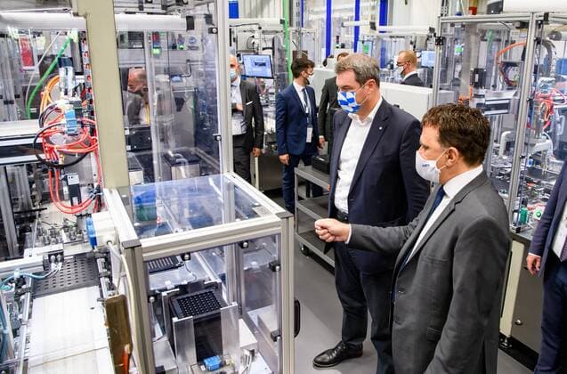 Der Vorstandsvorsitzende der VARTA AG Herbert Schein (rechts) zeigt Ministerpräsident Dr. Markus Söder, MdL (links), bei einer Werksbesichtigung die Batteriezellproduktion. Ministerpräsident Dr. Markus Söder, MdL, hat am 20. Juli 2020 gemeinsam mit Wirtschaftsstaatssekretär Roland Weigert die Batteriezellproduktion der VARTA GmbH in Nördlingen besucht. ! ACHTUNG: Nur redaktionelle Nutzung-Editorial Use Only, mit vollständiger Creditnennung: imago images-Bayerische Staatskanzlei ! *** Herbert Schein, CEO of VARTA AG, on the right shows Minister-President Dr Markus Söder, Member of the State Parliament, on the left, during a tour of the factory, Minister-President Dr Markus Söder, Member of the State Parliament, visited the battery cell produ