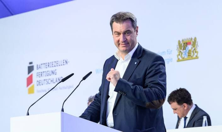 Ministerpräsident Dr. Markus Söder, MdL: Varta Nördlingen entwickelt mit Unterstützung von Bund und Bayern Batterien der Zukunft. Speicherung von Energie ist Schlüsseltechnologie des 21. Jahrhunderts. Batterietechnik ist Kernexpertise des Hightech-Standorts Bayern. Ministerpräsident Dr. Markus Söder, MdL, hat am 20. Juli 2020 die Batteriezellproduktion der VARTA GmbH in Nördlingen besucht. ! ACHTUNG: Nur redaktionelle Nutzung-Editorial Use Only, mit vollständiger Creditnennung: imago images-Bayerische Staatskanzlei ! *** Minister-President Dr Markus Söder, Member of Parliament Varta Nördlingen develops batteries of the future with the support of the Federal Government and Bavaria Storage of energy is the key technology of the 21st century