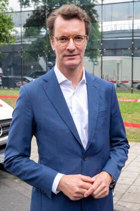 Hendrik Wüst bei der Vorstellung einer technischen Machbarkeitsstudie zum Einsatz bemannter Flugtaxen am Köln Bonn Airport. Köln, 22.07.2020 *** Hendrik Wüst at the presentation of a technical feasibility study on the use of manned flight taxis at Cologne Bonn Airport Cologne, 22 07 2020 Foto:xR.xSchmiegeltx xFuturexImage