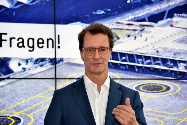 Hendrik Wüst, Minister für Verkehr des Landes NRW posiert bei der Vorstellung der Machbarkeitsstudie zum Thema Flugtaxis am Köln Bonn Airport - Perspektive einer neuen Technologie *** Hendrik Wüst, Minister of Transport of the State of NRW, poses at the presentation of the feasibility study on the subject of flight taxis at Cologne Bonn Airport Perspective of a new technology