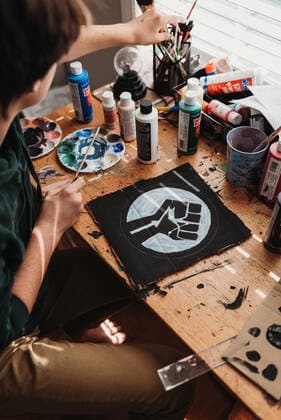 IMAGO Creative: Neue Aussichten Teen boy painting Black Lives Matter symbol on a protest sign. Kingston, ON, Canada CR_DOHO200717B-443707-01 ,model released, Symbolfoto