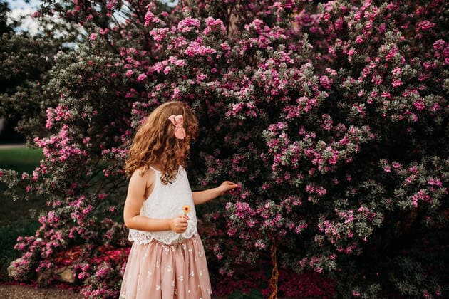 IMAGO Creative, Ostern, Bräuche, Osterspaziergang Young girl surrounded by purple flowers outside on summer day Fort Worth, TX, United States CR_TAHI200717-452674-01 ,model released, Symbolfoto