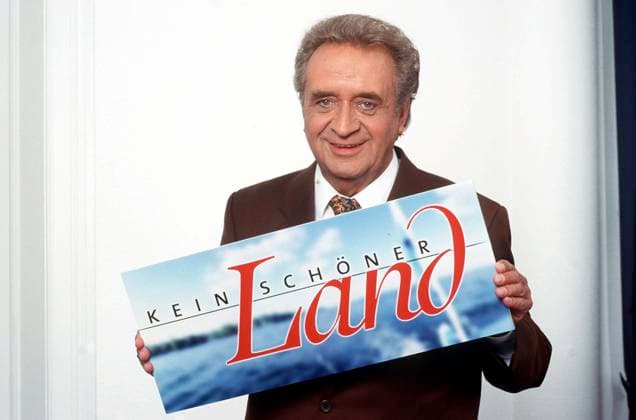 KEIN SCHÖNER LAND Porträt vom Moderator GÜNTER WEWEL für die Sendung KEIN SCHÖNER LAND, Deutschland 1999. Portrait of the presenter GÜNTER WEWEL for the programme KEIN SCHÖNER LAND, Germany 1999., Deutschland Copyright: kpa UnitedArchives55030581 EDITORIAL USE ONLY