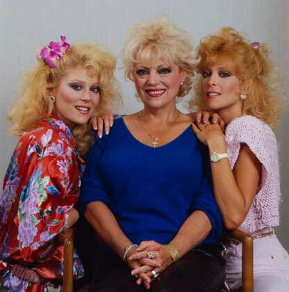Audrey Landers Audrey Landers, amerikanische Schauspielerin und Sängerin (links), mit Mutter Ruth und Schwester Judy, Deutschland um 1985. American actress and singer Audrey Landers (left) with mother Ruth and sister Judy, Germany around 1985., Deutschland Copyright: HelmutxReiss UnitedArchives830002854 EDITORIAL USE ONLY