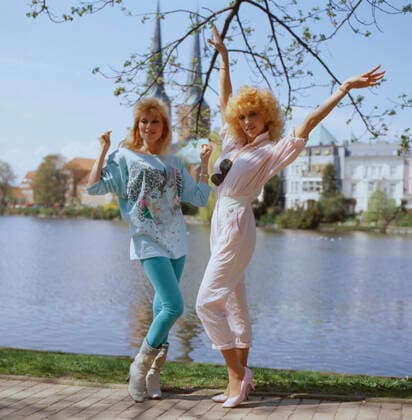 Audrey Landers Audrey Landers, amerikanische Schauspielerin und Sängerin (links) mit Schwester Judy vor der Marienkirche in Lübeck, Deutschland um 1985. American actress and singer Audrey Landers (left) with sister Judy and Marienkirche church at Luebeck in the background, Germany around 1985., Lübeck Schleswig-Holstein Deutschland Copyright: HelmutxReiss UnitedArchives830002884 EDITORIAL USE ONLY