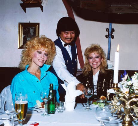 Audrey Landers Audrey Landers, amerikanische Schauspielerin und Sängerin (rechts) werden im Restaurant vom Kellner bedient, Deutschland um 1985. American actress and singer Audrey Landers (right) and sister Judy at the restaurant, Germany around 1985., Deutschland Copyright: HelmutxReiss UnitedArchives830002885 EDITORIAL USE ONLY