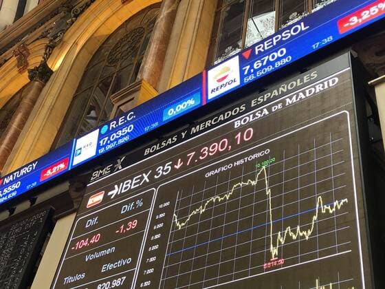 An information panel shows the evolution of the Spanish index IBEX 35 at the stock market in Madrid, Spain, 22 July 2020. Spanish stock market closed with a 1.39 per cent loss in its main index IBEX 35 due to coronavirus outbreaks and the rising tension between the US and China. Spanish stock market closes with a 1.39 per cent loss !ACHTUNG: NUR REDAKTIONELLE NUTZUNG!  Copyright: xAnaxBornayx GRAF3447 20200722-637310393692325622