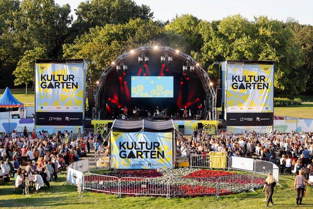 Bühnenumbau beim Auftritt der Band Bukahara live im Kulturgarten in der Bonner Rheinaue. Das Bonn Live Kulturgarten Open Air Festival 2020 ist Europas erstes Open Air Musik Festival unter Corona-Auflagen wegen der Covid-19 Pandemie. Bonn, 21.07.2020