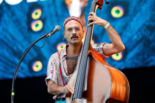 Ahmed Eid von der Band Bukahara live im Kulturgarten in der Bonner Rheinaue. Das Bonn Live Kulturgarten Open Air Festival 2020 ist Europas erstes Open Air Musik Festival unter Corona-Auflagen wegen der Covid-19 Pandemie. Bonn, 21.07.2020