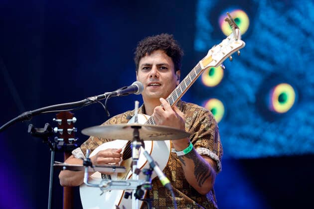 Soufian Zoghlami von der Band Bukahara live im Kulturgarten in der Bonner Rheinaue. Das Bonn Live Kulturgarten Open Air Festival 2020 ist Europas erstes Open Air Musik Festival unter Corona-Auflagen wegen der Covid-19 Pandemie. Bonn, 21.07.2020
