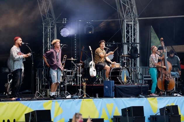 Daniel Avi Schneider, Max von Einem, Soufian Zoghlami und Ahmed Eid von der Band Bukahara live im Kulturgarten in der Bonner Rheinaue. Das Bonn Live Kulturgarten Open Air Festival 2020 ist Europas erstes Open Air Musik Festival unter Corona-Auflagen wegen der Covid-19 Pandemie. Bonn, 21.07.2020