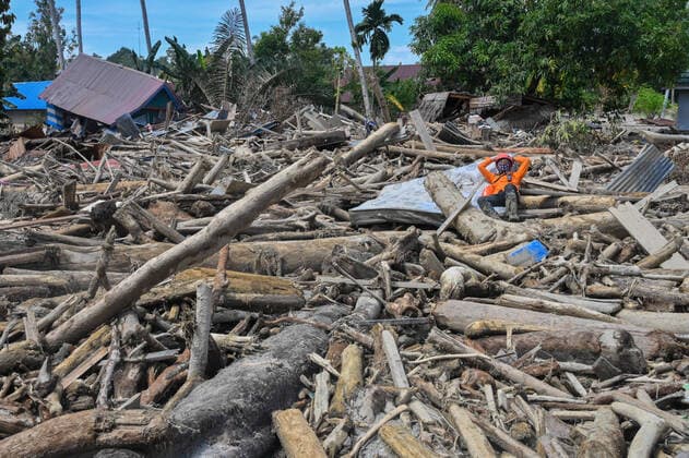 IMAGO Nature: Unsere Erde, Klimawandel, Überschwemmungen News Themen der Woche KW30 News Bilder des Tages July 22, 2020, Masamba, Indonesia: Volunteer resting within the ruins of buildings in the village of Radda during the aftermath of the flash floods..The area was hit by flash floods Monday 13 July 2020, leaving 38 people died, dozens missing, 15,000 others displaced and hundreds of houses submerged. Masamba Indonesia - ZUMAs197 20200722_zaa_s197_027 Copyright: xHariandixHafidx