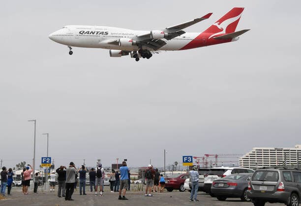 Bilder des Jahres 2020, News 07 Juli News Themen der Woche KW30 News Bilder des Tages (The Final Qantas 747 Flight).Airplane spotters come out to take photos of the last Qantas Boeing 747-400 makes its final landing after cross the Pacific Ocean at LAX Wednesday, July 22, Los Angeles CA USA. The jet will fly out in a few days to Mojave Airport, California as its final resting place...The final flight has brought down the curtain on a five-decade partnership between Qantas and the Queen of the Skies, which saw Qantas become one of only a few airlines in the world that stuck with the 747 up to today. Los Angeles USA - ZUMAbl1_ 20200722_zaf_bl1_008 Copyright: xGenexBlevinsx