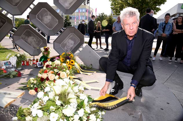 Bilder des Jahres 2020, News 07 Juli News Themen der Woche KW30 News Bilder des Tages Dieter Reiter bei einer Gedenkveranstaltung und Kranzniederlegung am Denkmal für die Opfer des Attentats am Olympia-Einkaufszentrum, bei dem am 22. Juli 2016 neun Menschen getötet wurden. München, 22.07.2020 *** Dieter Reiter at a memorial service and wreath-laying ceremony at the memorial for the victims of the assassination attempt at the Olympia Shopping Centre, where nine people were killed on 22 July 2016 Munich, 22 07 2020 Foto:xS.xAdamx xFuturexImage