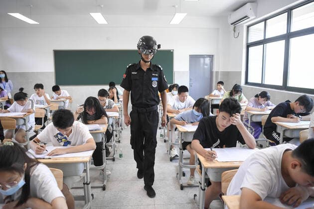 Bilder des Jahres 2020, News 07 Juli News Themen der Woche KW30 July 22, 2020, Changsha, Hunan, China: A worker takes 100 students temperatures in one minute by wearing a smart headset in Changsha,Hunan,China on 22th July, 2020. Changsha China - ZUMAt151 20200722_zia_t151_008 Copyright: xTpgx