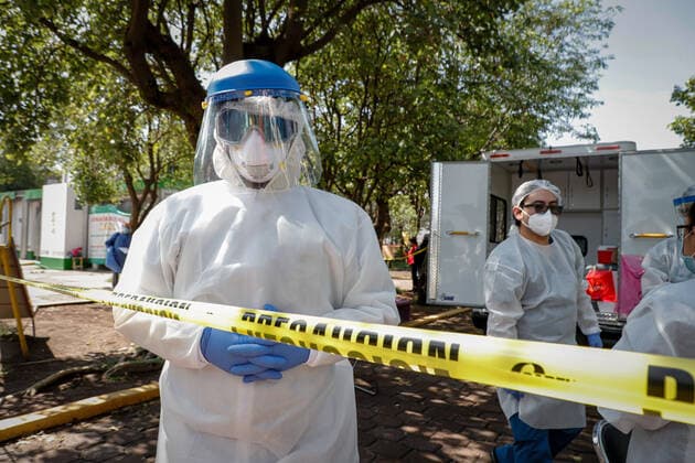 (200723) -- MEXICO CITY, July 23, 2020 (Xinhua) -- Medical workers prepare to conduct COVID-19 test for residents in Mexico City, Mexico, July 22, 2020. Mexico s Health Ministry on Wednesday reported 6,019 new confirmed COVID-19 cases, bringing the total in the country to 362,274 cases. (Xinhua) MEXICO-MEXICO CITY-COVID-19 