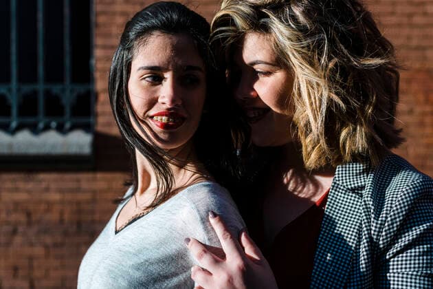 IMAGO Creative: Urban Diversity Close-up of smiling romantic lesbian couple in city during sunny day model released Symbolfoto JMPF00075
