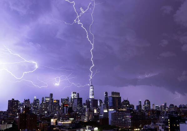 Bilder des Jahres 2020, News 07 Juli News Themen der Woche KW30 Lightning strikes the spire of One World Trade Center and over the skyline of Manhattan in New York City on Friday, July 24, 2020.  NYP20200724110 JOHNxANGELILLO