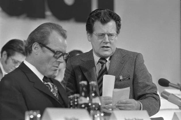 Bundeskanzler Willy BRANDT, SPD-Vorsitzender, und sein Mitarbeiter Guenter GUILLAUME, Referent fuer Parteiangelegenheiten, beim SPD-Parteitag vom 10.-14. April 1973 in Hannover, Schwarzweissaufnahme; *** Federal Chancellor Willy BRANDT, SPD Chairman, and his colleague Guenter GUILLAUME, Speaker for Party Affairs, at the SPD Party Conference in Hanover on April 10-14, 1973, black and white photograph