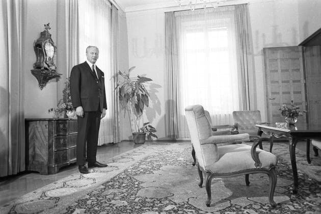 der scheidende Bundeskanzler Kurt Georg KIESINGER CDU Bundeskanzler) wartet auf seinen Nachfolger Willy BRANDT (SPD Bundeskanzler), begruesst Ihn im Bundeskanzleramt, Bundesrepublik Deutschland, Kanzler , Politik, ganze Figur, Ganzkoerper, am 28.09.1969; *** the outgoing Federal Chancellor Kurt Georg KIESINGER CDU Federal Chancellor is waiting for his successor Willy BRANDT SPD Federal Chancellor , welcomes him in the Federal Chancellery, Federal Republic of Germany, Chancellor , Politics, whole figure, whole body, on 28 09 1969
