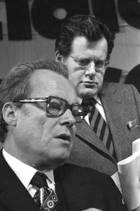 Bundeskanzler Willy BRANDT, SPD-Vorsitzender, und sein Mitarbeiter Guenter GUILLAUME, Referent fuer Parteiangelegenheiten, beim SPD-Parteitag vom 10.-14. April 1973 in Hannover, Schwarzweissaufnahme; *** Federal Chancellor Willy BRANDT, SPD Chairman, and his colleague Guenter GUILLAUME, Speaker for Party Affairs, at the SPD Party Conference in Hanover on April 10-14, 1973, black and white photograph