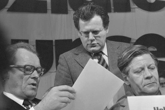 Bundeskanzler Willy BRANDT links, SPD-Vorsitzender, und sein Mitarbeiter Guenter GUILLAUME, Referent fuer Parteiangelegenheiten, rechts: Helmut SCHMIDT, beim SPD-Parteitag vom 10.-14. April 1973 in Hannover, Schwarzweissaufnahme; *** Federal Chancellor Willy BRANDT, left, SPD Chairman, and his colleague Guenter GUILLAUME, Party Affairs Officer, right Helmut SCHMIDT, at the SPD Party Conference in Hanover on April 10-14, 1973, black and white photograph