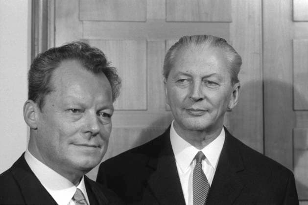 Kurt Georg KIESINGER, rechts, CDU, Politiker, Bundeskanzler von 1966-69, und Willy BRANDT, SPD, Bundeskanzler von 1969-1974, posieren fuer einen Fotografen, SW-Aufnahme, undatierte Aufnahme ca. Dezember 1966, *** Kurt Georg KIESINGER, right, CDU, politician, Chancellor of 1966 69, and Willy BRANDT, SPD, Chancellor of 1969 1974, pose for a photographer, black and white, undated shot around December 1966,