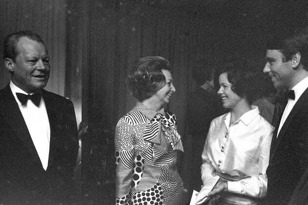 Willy BRANDT, SPD, Bundeskanzler, mit seiner Ehefrau Rut, im Gespraech mit Ninja FRAHM, (Tochter von Willy Brandt aus seiner ersten Ehe mit Carlota THORKILDSEN) und ihrem Verlobten, festliche Garderobe, seitlich, SW-Aufnahme, 25.04.1970. *** Willy BRANDT, SPD, Federal Chancellor, with his wife Rut, in conversation with Ninja FRAHM, daughter of Willy Brandt from his first marriage to Carlota THORKILDSEN and her fiancé, festive dressing room, lateral, SW photo, 25 04 1970
