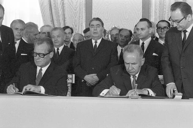 Unterzeichnung ãMoskauer VertragÒ Bundeskanzler Willy BRANDT (BRD, D, vorne l.) und der sowjetische Ministerpraesident (Ministerpräsident) Alexei Nikolajewitsch KOSSYGIN (UdSSR, vorne r.) unterzeichnen den Moskauer Vertrag ueber Gewaltverzicht und Zusammenarbeit zwischen der Bundesrepublik Deutschland und der Sowjetunion; Regierungssprecher Conrad ãConnyÒ AHLERS (BRD, links hinter Brandt), Generalsekretaer (Generalsekretär) der KPdSU Leonid Iljitsch BRESCHNEW (UdSSR, Mi.) und Staatssekretaer (Staatssekretär) Egon BAHR (BRD, r. hinter Kossygin); Querformat; Schwarzweissaufnahme, am 12.08.1970 im Katharinensaal des Kreml in Moskau Sowjetunion; *** Signing ãMoscow TreatyÒ Federal Chancellor Willy BRANDT BRD, D, front l and the Soviet Pr