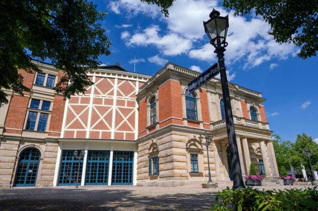 Bayreuth 23.07.2020 Bayreuther Festspielhaus Das Richard-Wagner-Festspielhaus, auch Bayreuther Festspielhaus genannt, ist ein Festspielhaus auf dem Grünen Hügel in Bayreuth. Es wurde in den Jahren 1872 75 von Otto Brückwald nach Entwürfen von Richard Wagner im Stil der hellenistischen Romantik errichtet. Architekt Gottfried Semper Foto camera4 Eberhard Thonfeld 200723Bayreuth *** Bayreuth 23 07 2020 Bayreuth Festspielhaus The Richard Wagner Festspielhaus, also called Bayreuth Festspielhaus, is a festival theatre on the Green Hill in Bayreuth It was built in the years 1872 75 by Otto Brückwald according to designs by Richard Wagner in the style of Hellenistic Romanticism Architect Gottfried Semper Photo camera4 Eberhard Thonfeld 20