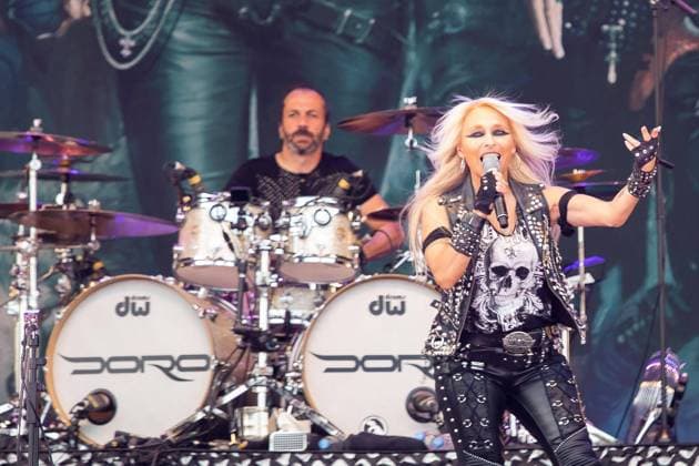 Stuttgart Cannstatt Metalqueen Doro Pesch am Kulturwasen in Stuttgart, Roger Buerke Metalqueen Doro Pesch mit Drummer Johnny Dee in Stuttgart Live, 24.07.2020, SWR Festival am Kulturwasen, *** Stuttgart Cannstatt Metalqueen Doro Pesch at Kulturwasen in Stuttgart, Roger Buerke Metalqueen Doro Pesch with drummer Johnny Dee in Stuttgart Live, 24 07 2020, SWR Festival at Kulturwasen, Copyright: xEibner-Pressefoto RogerxBuerkex EP_RBE