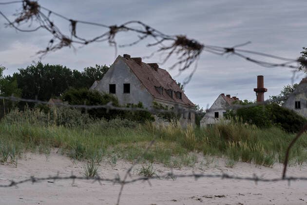 Halbinsel Wustrow Deutschland, Rerik, 27.06.2020, verlassene Häuser, Absperrung, Zaun zur Halbinsel Wustrow, Sperrgebiet, ehem. militärisch genutzt, Â *** Peninsula Wustrow Germany, Rerik, 27 06 2020, abandoned houses, barrier, fence to the peninsula Wustrow, restricted area, formerly used by the military, Â