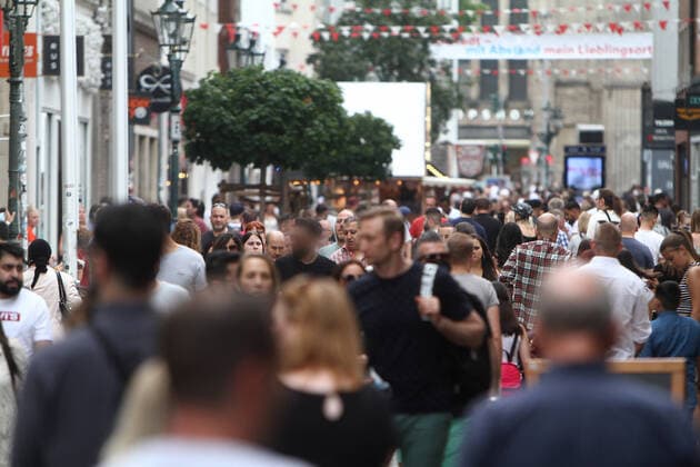 Nach der Lockerung der Schutzmaßnahmen und Wiedereröffnung der Geschäfte sieht die Einkaufsstraße und Fußgängerzone Flinger Straße in der Innenstadt von Düsseldorf wieder so wie vor der Coronakrise aus: mit großem Andrang von Personen, die weitgehend nicht den gebotenen Mindestabstand zueinander einhalten, Nordrhein Westfalen, Deutschland