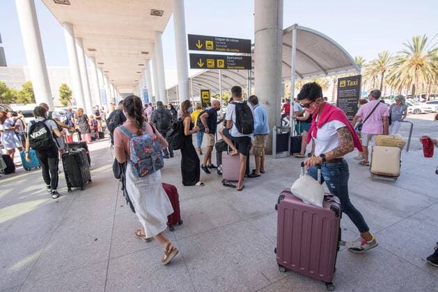 Several tourists arrive in the airport in Palma de Mallorca, Balearic Islands, eastern Spain, 25 July 2020. A total of 247 flights are to land and 242 are expected to take off, 377 of the international flight, in the airport of Palma during the day. A total of 770 flights will be operated at the airports from Balearic cities of Palma, Ibiza and Mahon on 25 July, 12.9 percent more than last 18 July, according to figures released by Spanish Airports authority. Balearic Islands airports in July amid coronavirus disease fears !ACHTUNG: NUR REDAKTIONELLE NUTZUNG!  Copyright: xATIENZAx GRAF4704 20200725-637312776403399523