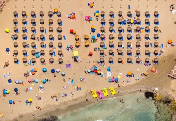 Luftbild, Strandleben in der Bucht von Peguera, Strand Platja Gran de TorÃ , Abstandsregel Corona, Camp De Mar (Es), Europa, Baleares, Spanien !ACHTUNGxMINDESTHONORARx60xEURO!
