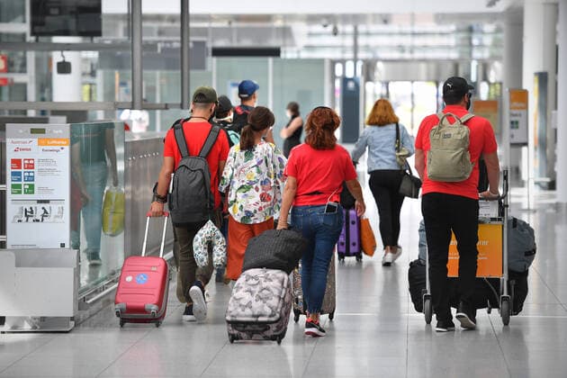 Themenbild Coronavirus Pandemie am 25.07.2020. Flughafen Franz Josef Strauss Muenchen. Munich Airport. Reisende mit Mundschutz,Maske im Terminal 2. Kostenlose Corona-Tests am Muenchner Flughafen jetzt moeglich Ankommende Passagiere bekommen am Flughafen Muenchen ab sofort einen kostenlosen Corona-Test. Es ist ein freiwilliges Angebot - ueber verpflichtende Tests für Rueckkehrer aus Risikogebieten wird weiter diskutiert. Reisende, die aus dem Urlaub zurueckkommen, koennen sich ab sofort kostenlos auf das Coronavirus testen lassen.