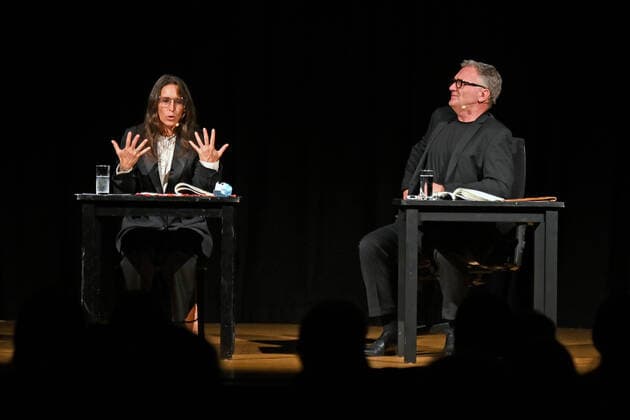 Bilder des Jahres 2020, Entertainment 07 Juli Entertainment Themen der Woche KW30 Lesung der beiden Schauspieler Bernhard Schir und Maria Köstlinger, im Rahmen des Literaturschwerpunktes Daniel Kehlmann, zu seinem Schauspiel Heilig Abend , im Rahmen der Salzkammergut Festwochen Gmunden, im Toskana Kongress in Gmunden, am 25.07.20. Das Bild zeigt links Schauspielerin Maria Köstlinger alsPhilosophieprofessorin und Schauspieler Bernhard Schir als Verhörspezialist 2020 - Lesung der beiden Schauspieler Bernhard Schir und Maria Köstlinger, im Rahmen des Literaturschwerpunktes Daniel Kehlmann, zu seinem Schauspiel Heilig Abend , im Rahmen der Salzkammergut Festwochen Gmunden, im Toskana Kongress in Gmunden, am 25.07.20. *** Reading of the two actors Bernhard Schir and Maria Köstlinger, in the context of the literary fo
