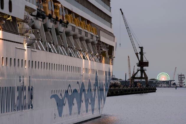 Das Schiff Aidamar liegt fest an der Pier im Seehafen Rostock. Das Unternehmen Aida Cruises hält trotz der zehn Corona-infizierten Crewmitglieder an geplanten Kurz-Kreuzfahrten fest. Die Wahrscheinlichkeit, dass sich viele weitere Crewmitglieder angesteckt haben könnten, sei gering, schätzt das Rostocker Gesundheitsamt ein. Die betroffenen Aida-Mitarbeiter befänden sich in strenger Einzelisolation und seien laut Gesundheitsamt an Land untergebracht. AIDAmar und die AIDAblu liegen derzeit im Rostocker Überseehafen fest. Die Rostocker Reederei AIDA Cruises bereitet sich hier auf den Neustart in die Kreuzfahrtsaison nach der Corona-Pause vor. ROSTOCk