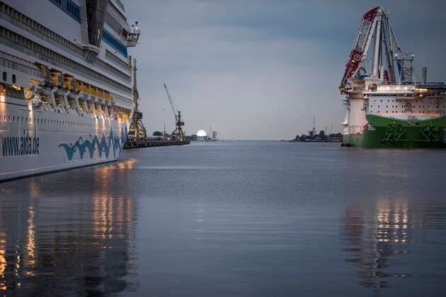 Das Schiff Aidamar liegt fest an der Pier im Seehafen Rostock, rechts der zerstörte Offshore-Spezialschiff Orion 1 von Liebherr. Das Unternehmen Aida Cruises hält trotz der zehn Corona-infizierten Crewmitglieder an geplanten Kurz-Kreuzfahrten fest. Die Wahrscheinlichkeit, dass sich viele weitere Crewmitglieder angesteckt haben könnten, sei gering, schätzt das Rostocker Gesundheitsamt ein. Die betroffenen Aida-Mitarbeiter befänden sich in strenger Einzelisolation und seien laut Gesundheitsamt an Land untergebracht. AIDAmar und die AIDAblu liegen derzeit im Rostocker Überseehafen fest. Die Rostocker Reederei AIDA Cruises bereitet sich hier auf den Neustart in die Kreuzfahrtsaison nach der Corona-Pause vor. ROSTOCk