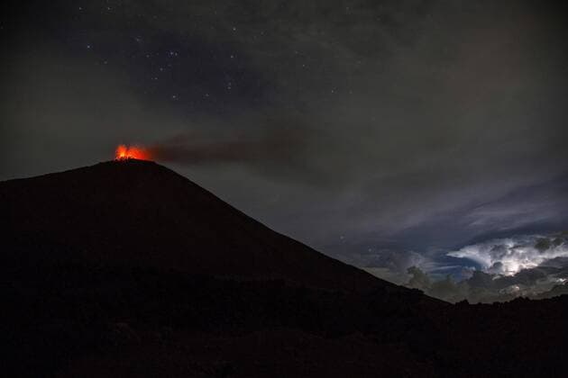 Bilder des Jahres 2020, News 07 Juli News Themen der Woche KW30 Volcano expels lava on the top of Mount Pacaya in a photo taken from Cerro Chino, in San Vicente Pacaya, Guatemala, late 26 July 2020. Volcano s activity rose last days and authorities are on alert to begin a possible evacuation of population if it was necessary. Activity rises on Mount Pacaya volcano !ACHTUNG: NUR REDAKTIONELLE NUTZUNG!  Copyright: xEstebanxBibax GRAF4954 20200726-637313552625470847