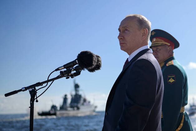 Bilder des Jahres 2020, News 07 Juli News Themen der Woche KW30 News Bilder des Tages ST PETERSBURG, RUSSIA - JULY 26, 2020: Russia s President Vladimir Putin (L) and Russia s Defense Minister Sergei Shoigu inspect warships in the Kronstadt roadstead aboard the Raptor boat ahead of a military parade on Russian Navy Day. Alexei Druzhinin Russian Presidential Press and Information Office TASS  TS0E1408