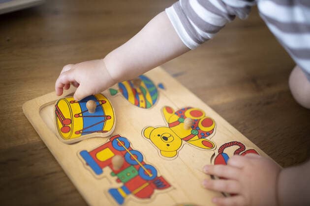 IMAGO Creative: Jahreszeit Winter, Fantasievoll drinnen spielen Kleinkind macht ein Puzzle. Bonn Deutschland *** Toddler makes a puzzle Bonn Germany Copyright: xUtexGrabowsky photothek.netx